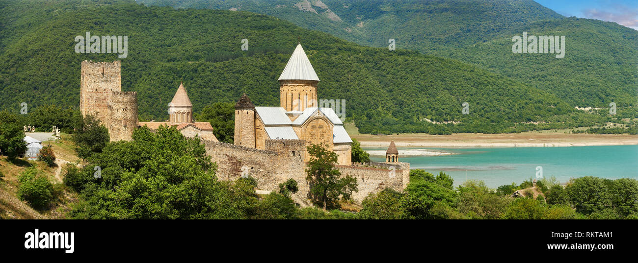 Foto e immagini del castello di Ananuri complex & Chiese Ortodosse, secolo XVII, Georgia (paese). Il castello di Ananuri è situato accanto a th Foto Stock