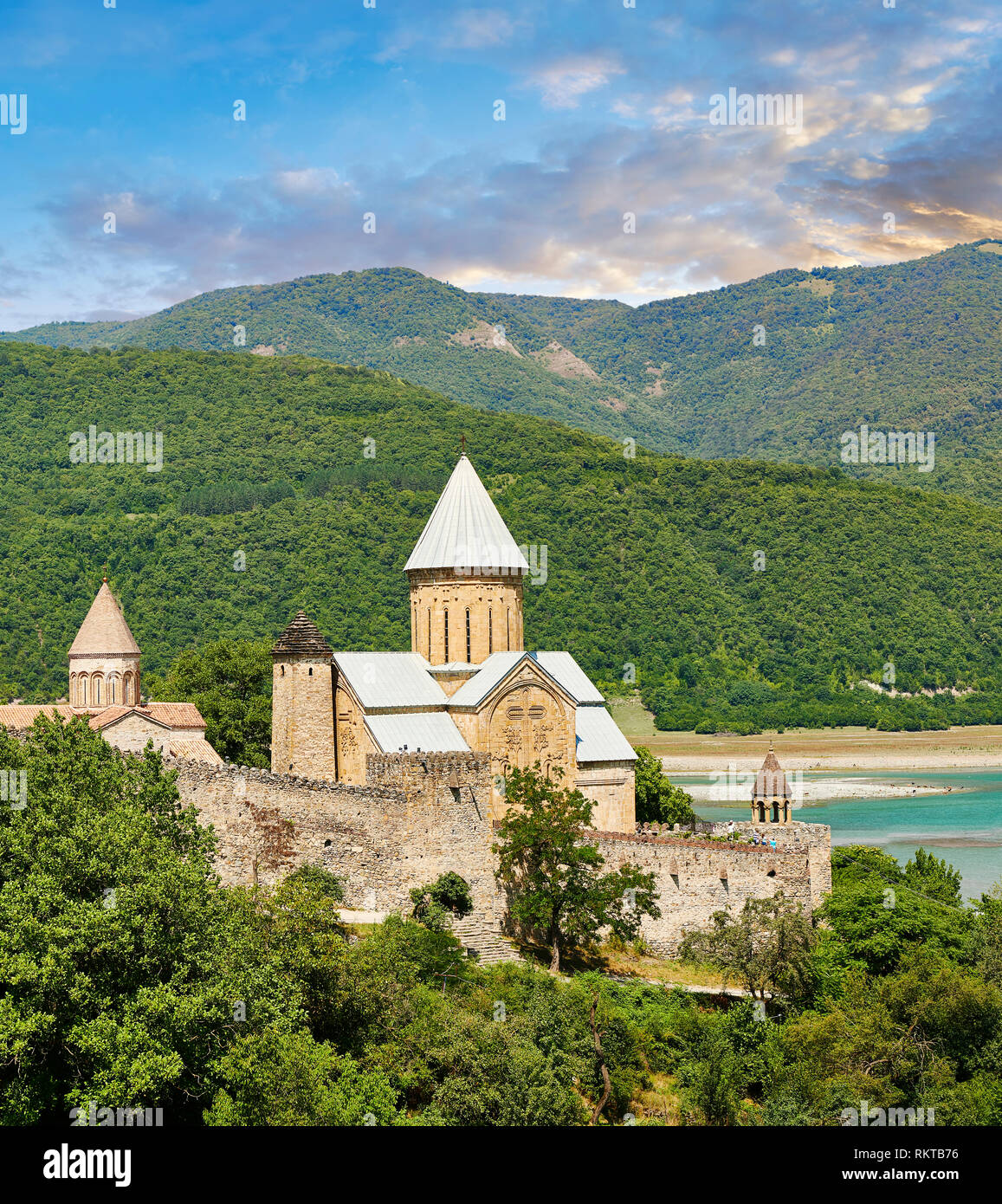 Foto e immagini del castello di Ananuri complex & Chiese Ortodosse, secolo XVII, Georgia (paese). Il castello di Ananuri è situato accanto a th Foto Stock