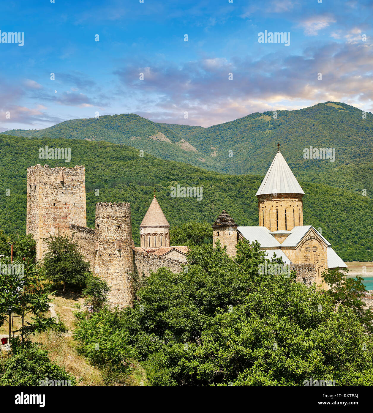 Foto e immagini del castello di Ananuri complex & Chiese Ortodosse, secolo XVII, Georgia (paese). Il castello di Ananuri è situato accanto a th Foto Stock