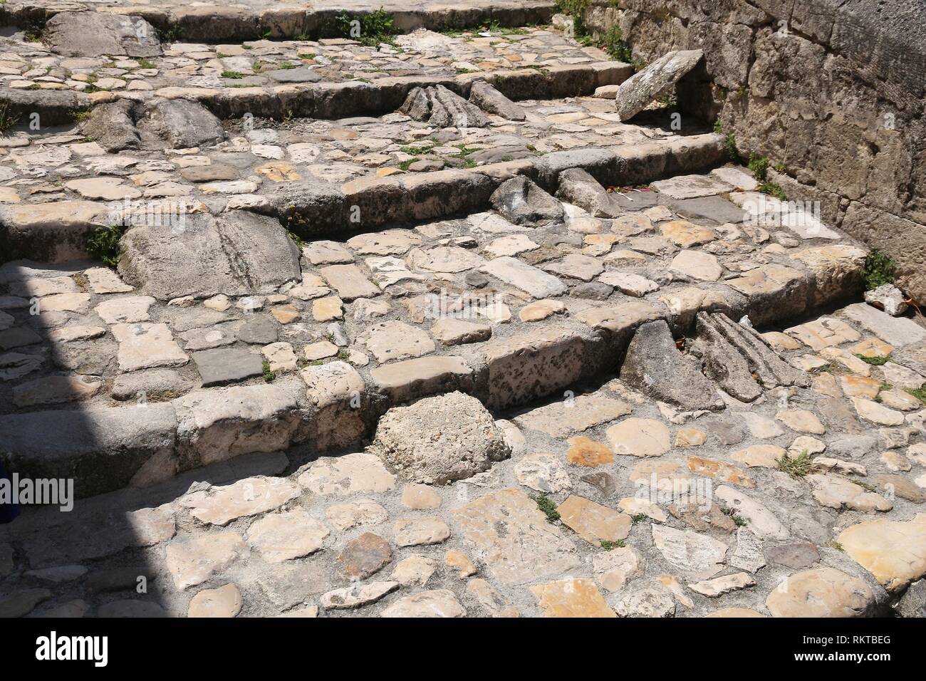 Fasi di ciottoli. Calcare via acciottolata a Matera, Italia. Foto Stock