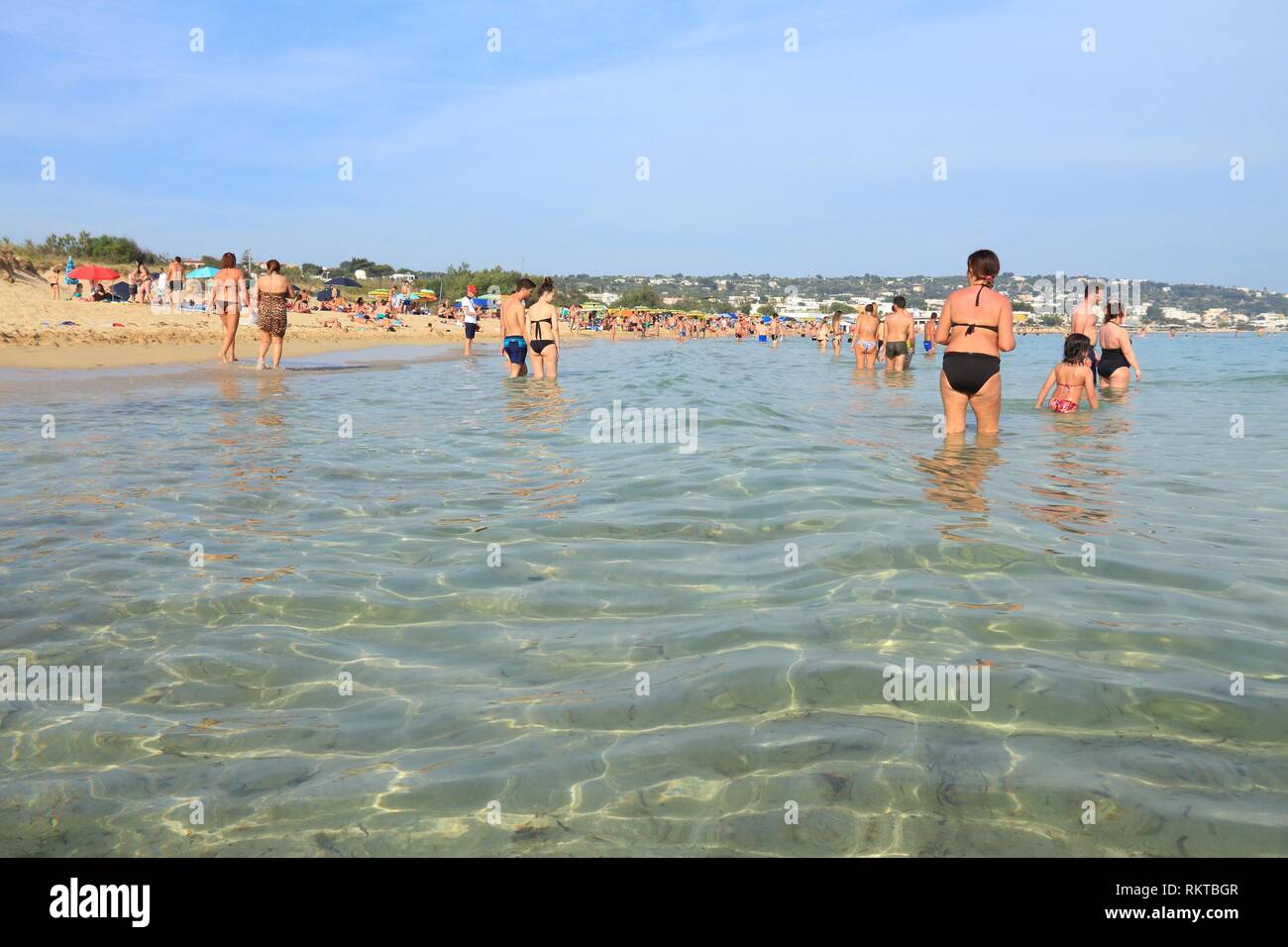 SALENTO ITALIA - Giugno 2, 2017: la gente visita alle Maldive di Pescoluse spiaggia nella penisola salentina, Italia. Con 50,7 milioni di visitatori annui Italia è uno dei Foto Stock
