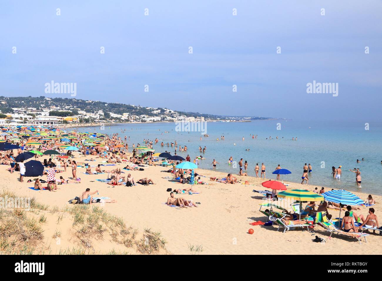 SALENTO ITALIA - Giugno 2, 2017: la gente visita alle Maldive di Pescoluse spiaggia nella penisola salentina, Italia. Con 50,7 milioni di visitatori annui Italia è uno dei Foto Stock