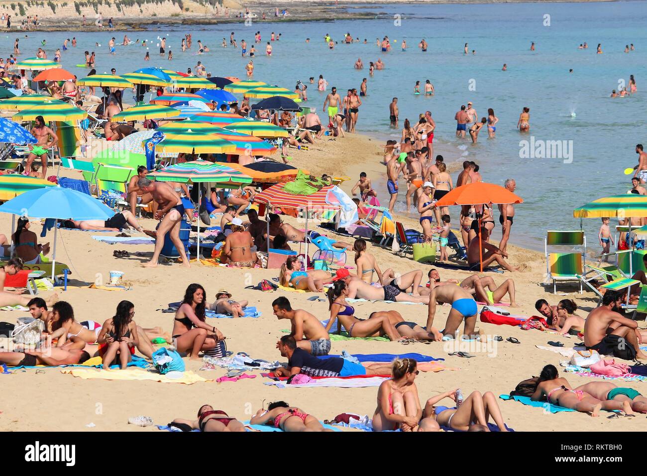 SALENTO ITALIA - Giugno 2, 2017: la gente visita alle Maldive di Pescoluse spiaggia nella penisola salentina, Italia. Con 50,7 milioni di visitatori annui Italia è uno dei Foto Stock