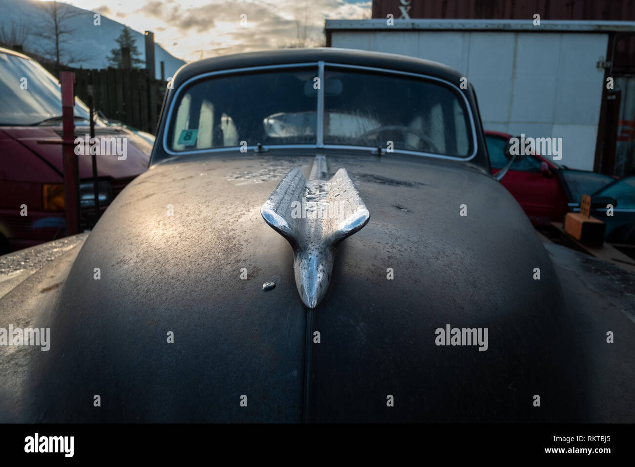 Americana Classica berlina Chrysler auto Highlands scozzesi, seduta abbandonato sul piazzale del garage Foto Stock