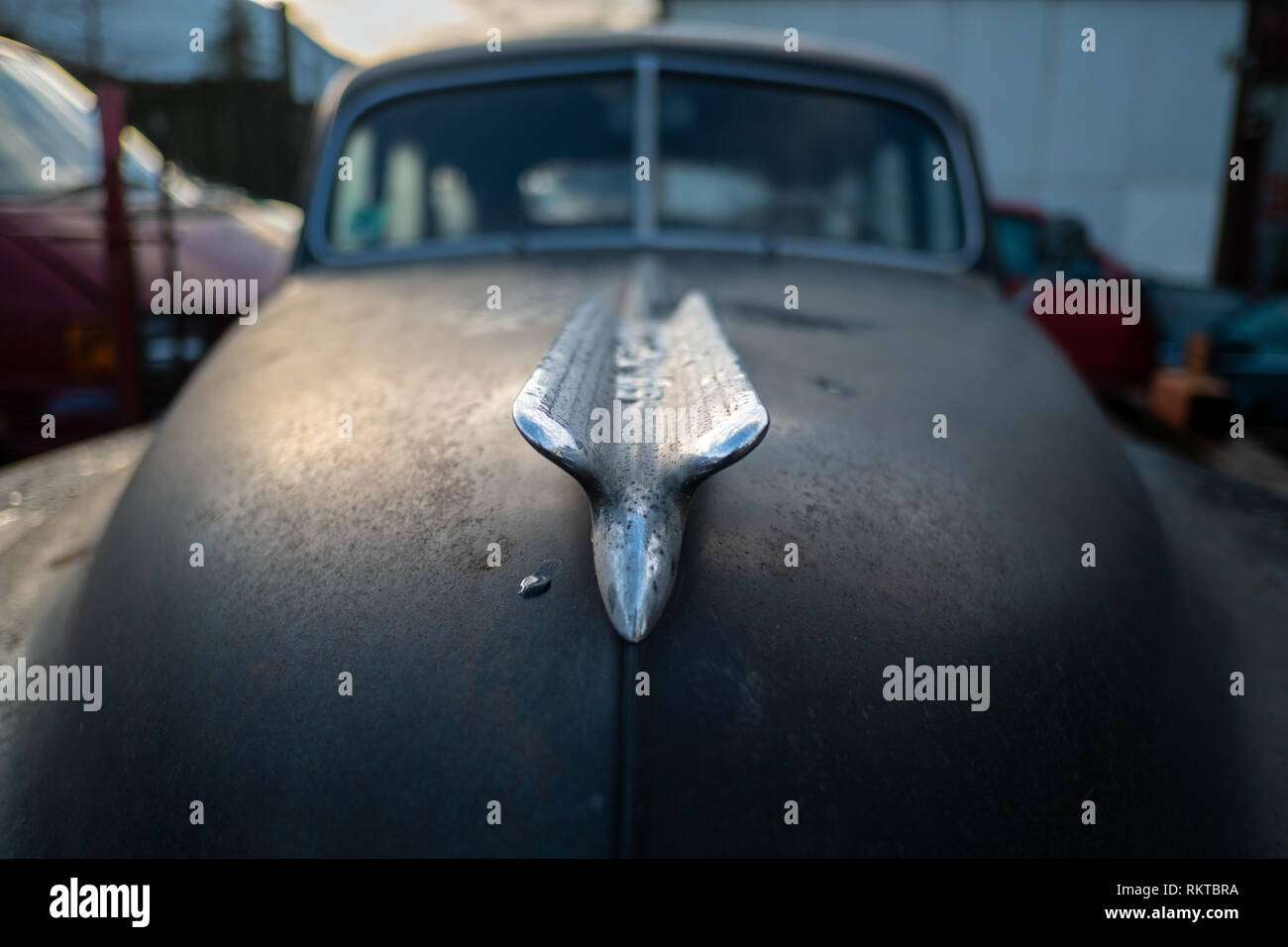 Americana Classica berlina Chrysler auto Highlands scozzesi, seduta abbandonato sul piazzale del garage Foto Stock