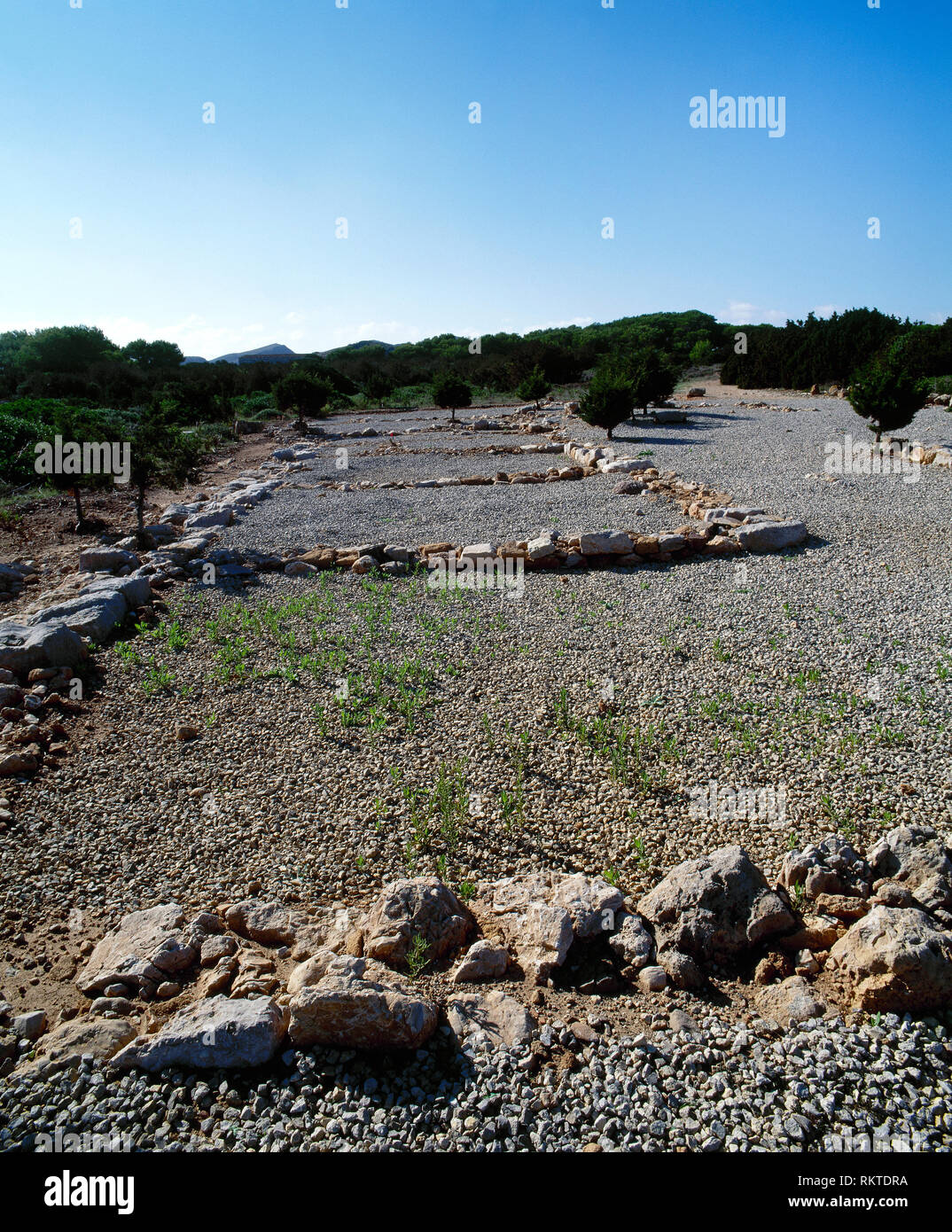 Isole Baleari Spagna Menorca. L'occupazione romana del porto di Sanitja, nei pressi di Cavalleria Cap. Campo militare romano (123 BC-50 BC). Rovine della caserma. Foto Stock