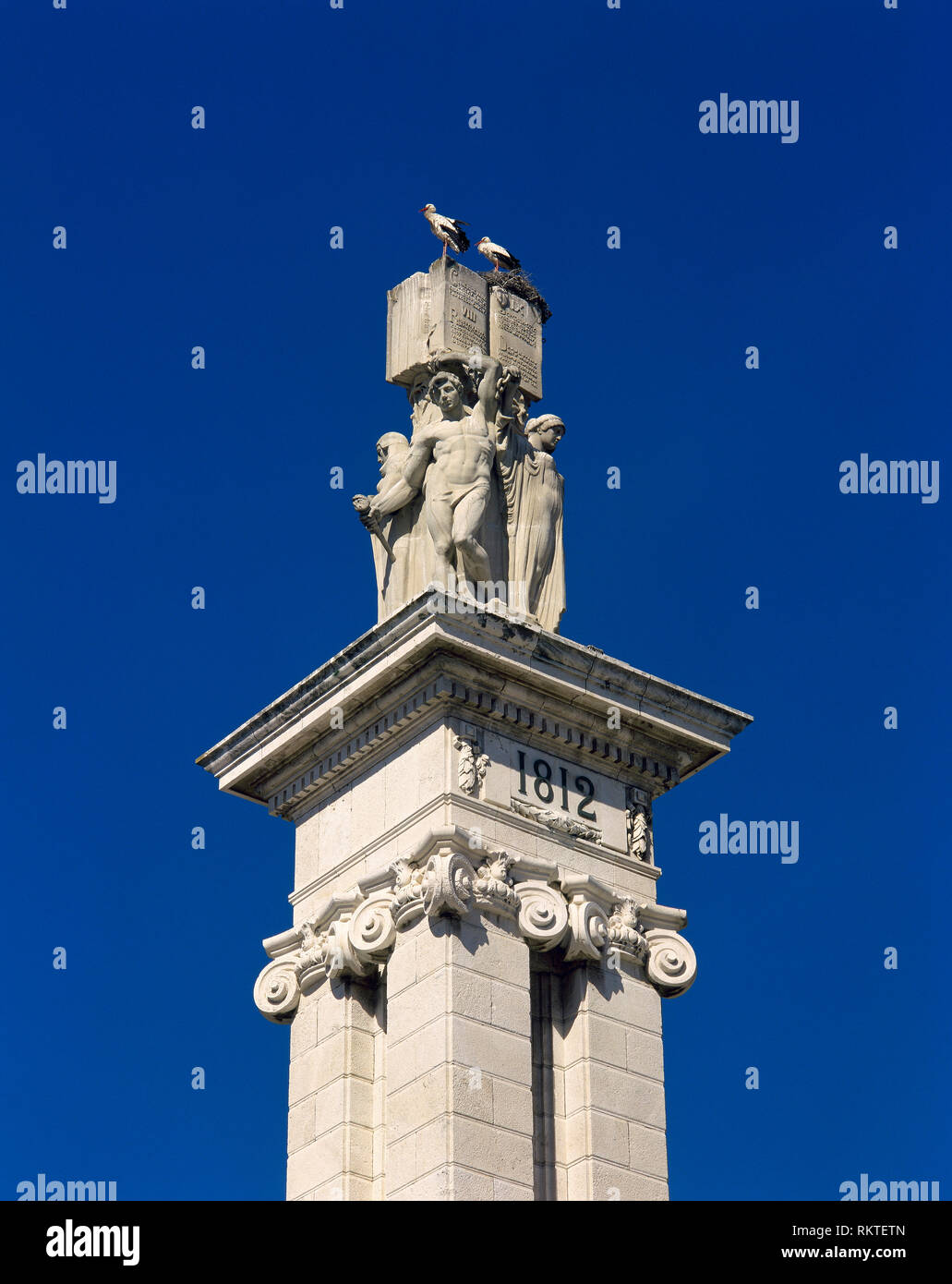 Spagna, Andalusia Cadiz. Monumento alla Costituzione del 1812. Fu eretto nel 1912, progettato da architetto Modesto Lopez Otero (1885-1962) e scultore Aniceto Marinas (1866-1953). Pilastro. Parte superiore. Piazza di Spagna. Foto Stock