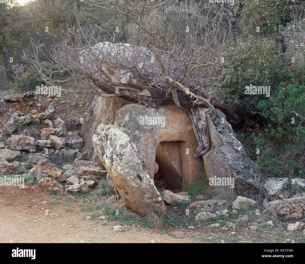 Spagna, Andalusia, provincia di Granada, Montefrio. Sito archeologico di 'Las Peñas de Los Gitanos. Vista di uno dei suoi neolitico dolmen. Foto Stock