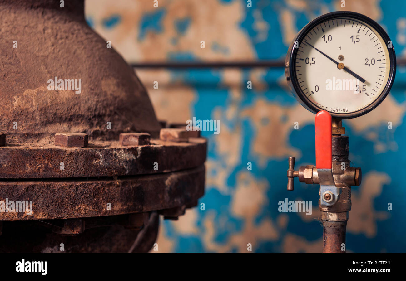 Tubazione di alimentazione di acqua con la valvola rossa e la pressione del sensore del controller Foto Stock