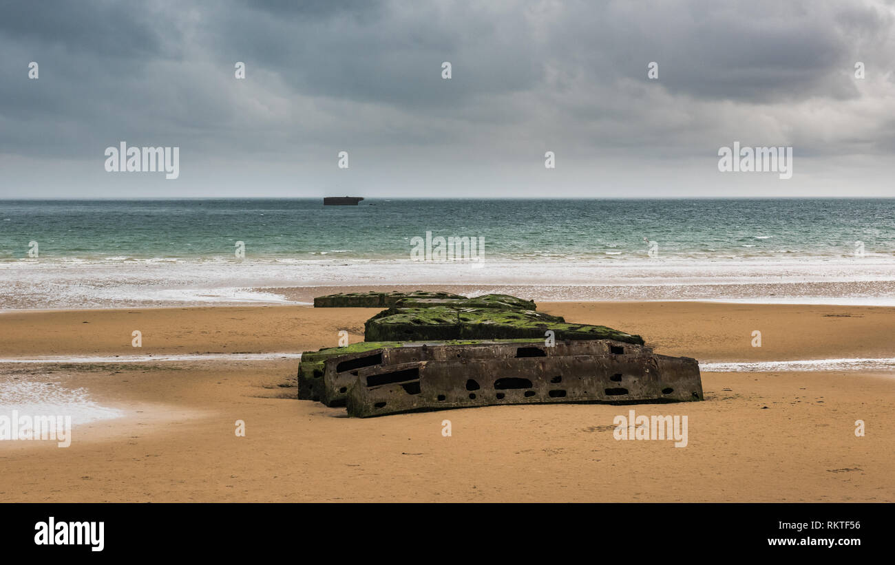 Arromanches in Normandia, Spiaggia d'oro, era la posizione per il Mulberry B uno del porto di temporanea utilizzata durante lo sbarco in Normandia Foto Stock