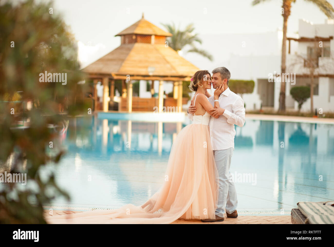 Happy sposi stand e abbraccio sulla villa accanto alla piscina durante la luna  di miele in Egitto Foto stock - Alamy