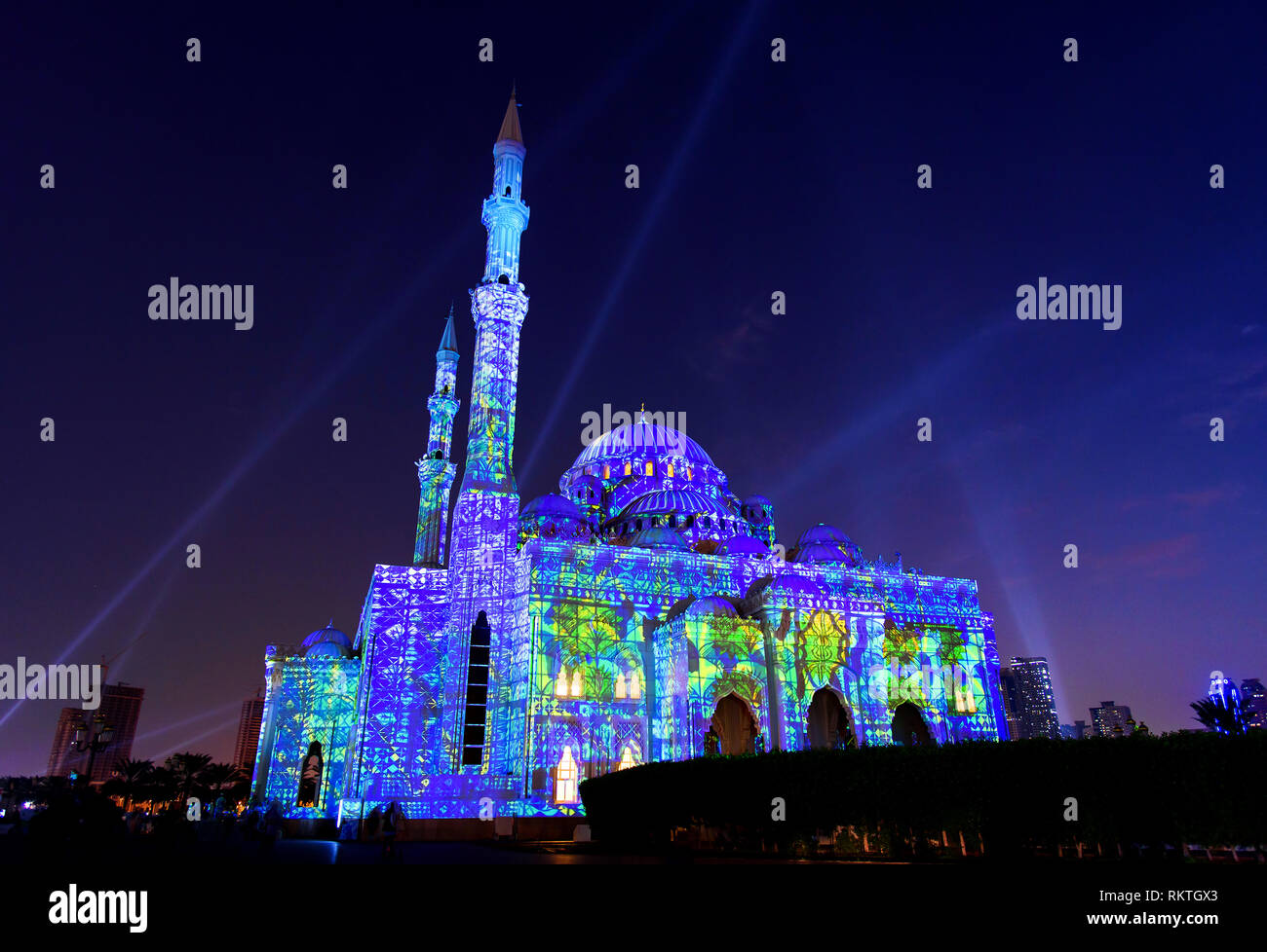 La moschea illuminata in Emirato di Sharjah durante il festival della luce Foto Stock