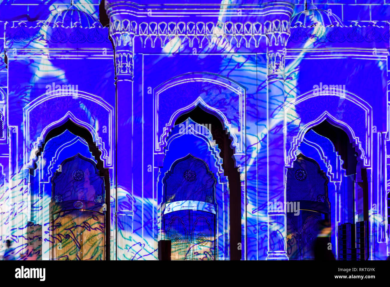 La moschea colorati ingresso in Emirato di Sharjah durante il festival della luce Foto Stock