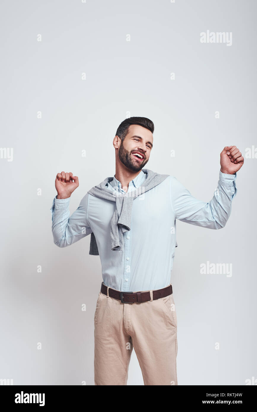 Così stanco. Carino e giovane si sente assonnato e stanco dopo il lavoro permanente, mentre in studio su sfondo grigio. Close-up verticale. Stanchezza Foto Stock