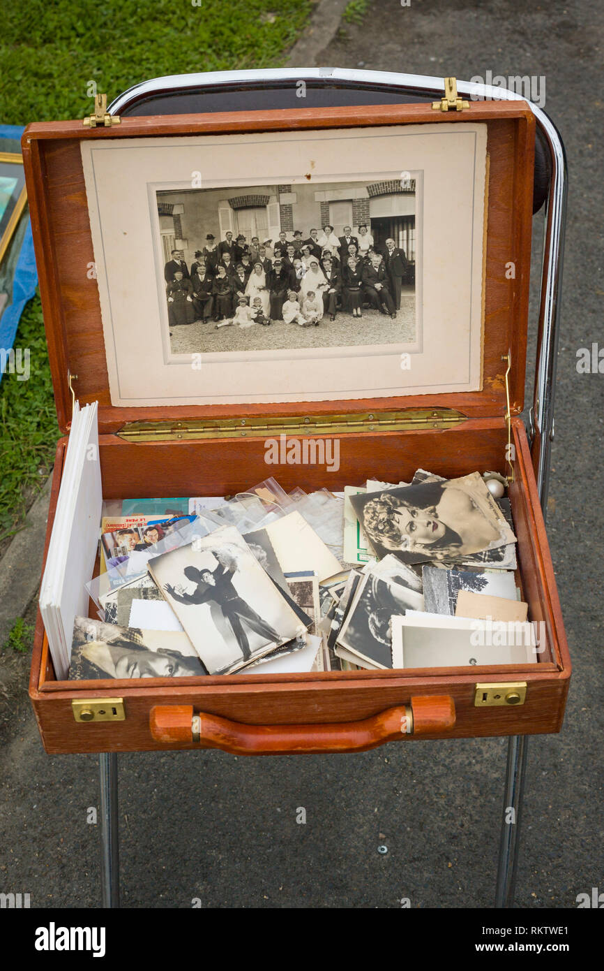 Un suitacase pieno di vecchie fotografie a una vendita in La Riviere St Sauveur vicino a Honfleur, Normandia, Francia. Foto Stock