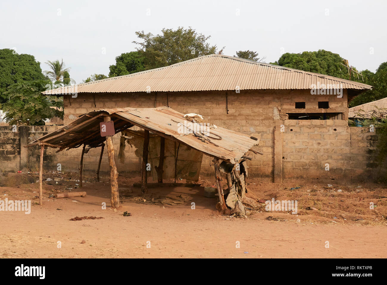 Casa sul ciglio della strada in Gambia, Africa Foto Stock