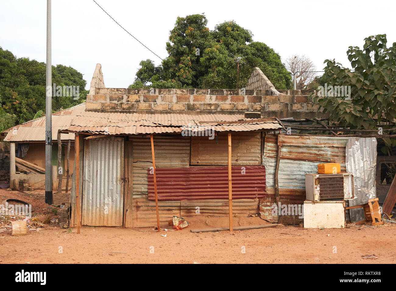 Casa sul ciglio della strada in Gambia, Africa Foto Stock
