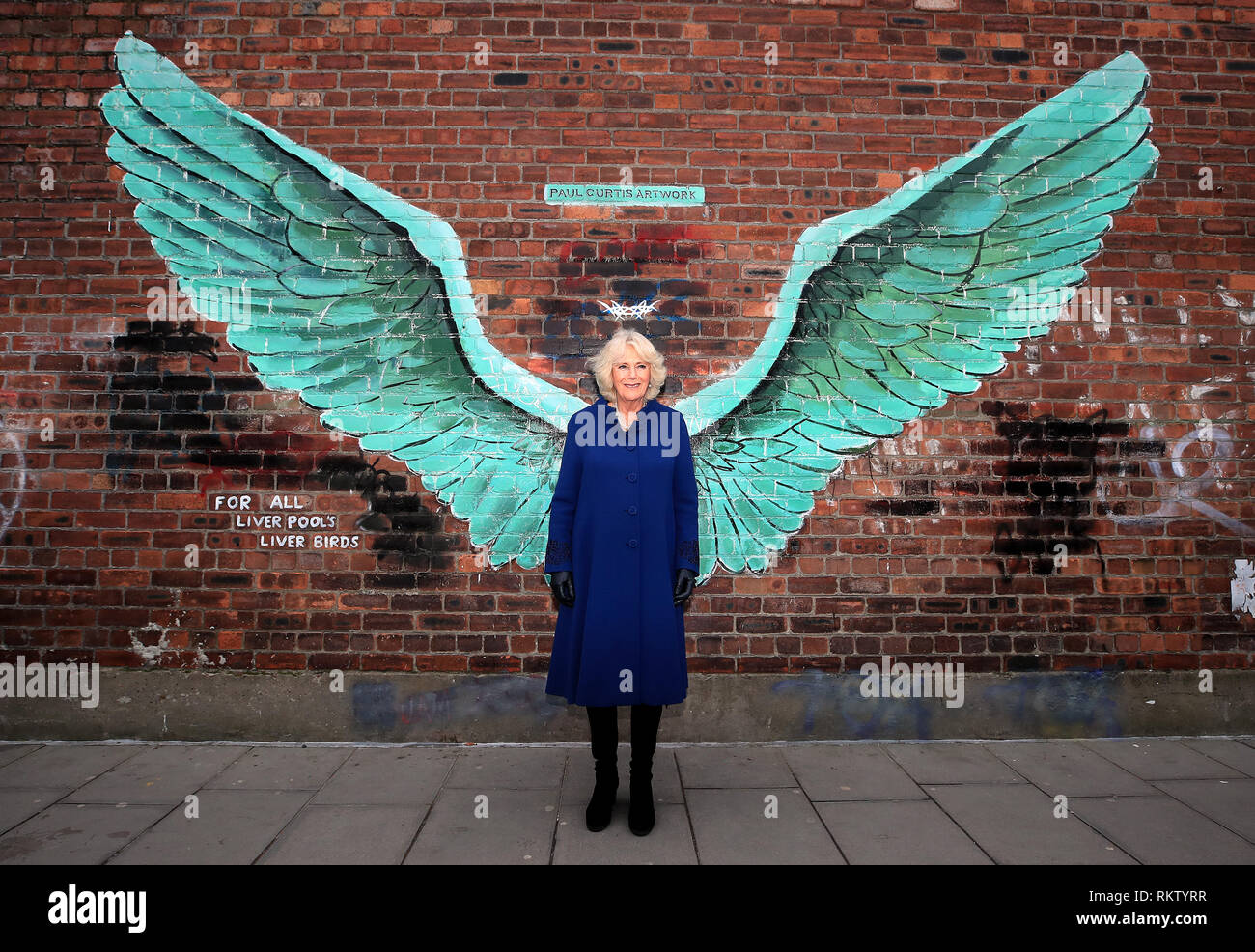 La duchessa di Cornovaglia si erge tra le ali dell'artista Paul Curtis' murale il diritto per tutti di Liverpool Uccelli di fegato, in Liverpool triangolo baltico. Foto Stock