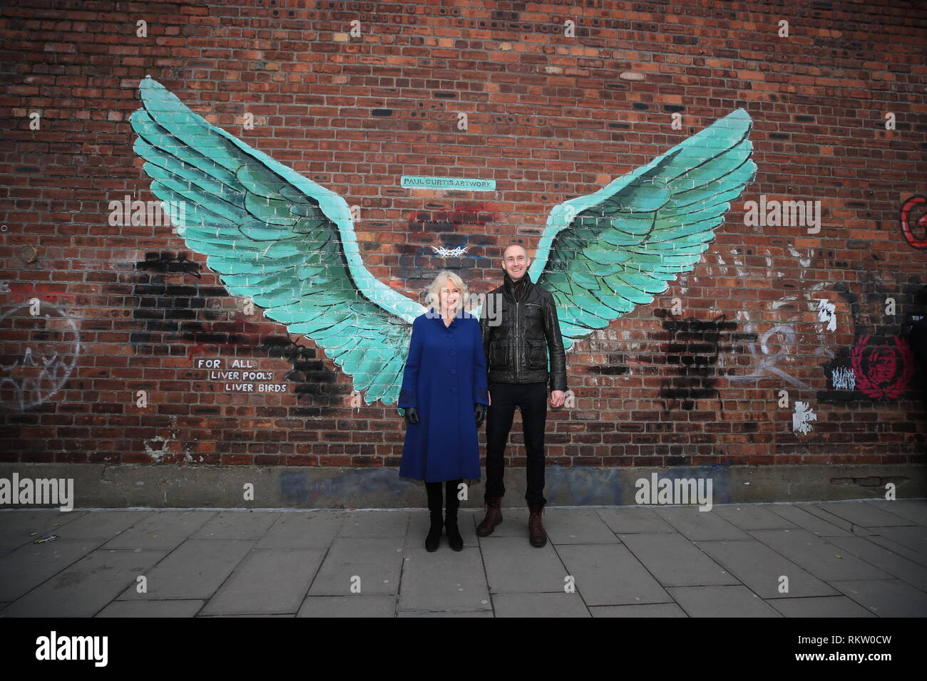 La duchessa di Cornovaglia incontra l'artista Paolo Curtis per visualizzare il suo murale il diritto per tutti di Liverpool Uccelli di fegato, in Liverpool triangolo baltico. Foto Stock