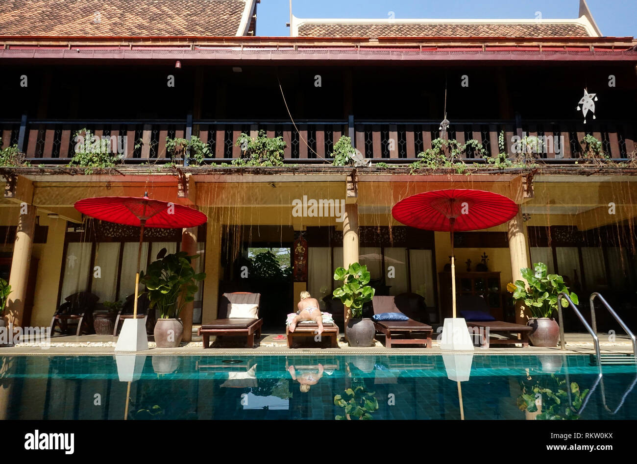 Rilassarsi in piscina Foto Stock