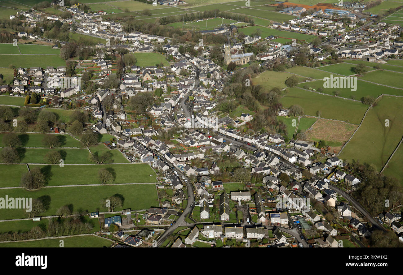 Vista aerea del villaggio di Tideswell vicino a Buxton in Peak District Foto Stock Vista aerea del villaggio di Tideswell vicino a Buxton in Peak District Foto Stock