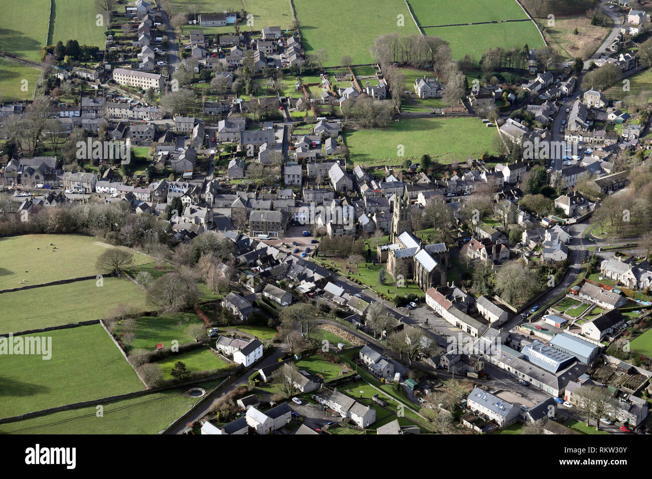 Vista aerea del villaggio di Tideswell vicino a Buxton in Peak District Foto Stock Vista aerea del villaggio di Tideswell vicino a Buxton in Peak District Foto Stock