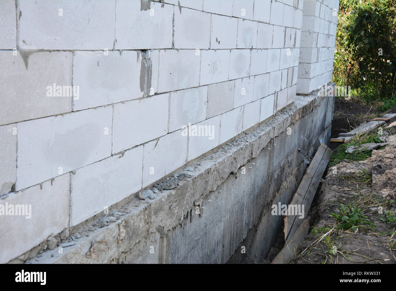 Muro di casa pronto per l'impermeabilizzazione di fondazione con isolamento. Esterno isolante Muri di fondazione. Foto Stock
