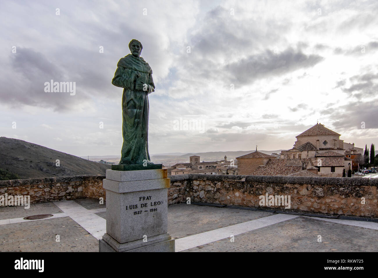 Cuenca, Spagna; Febbraio 2017: Statua del poeta e i religiosi Fray Luis de Leon nella parte superiore della città vecchia di Cuenca Foto Stock