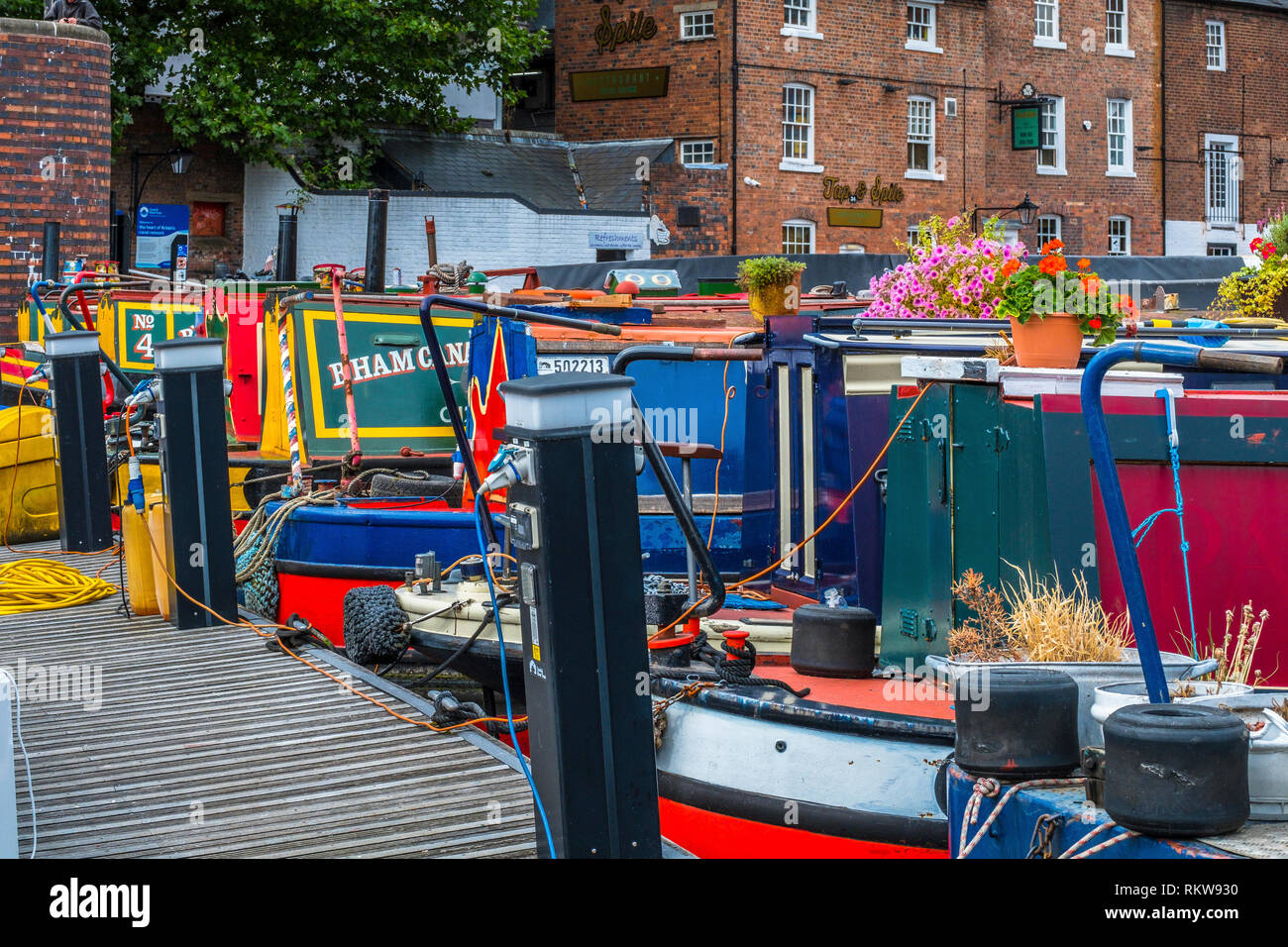 Barche ormeggiate nei Gas Street Basin nel centro di Birmingham. Foto Stock
