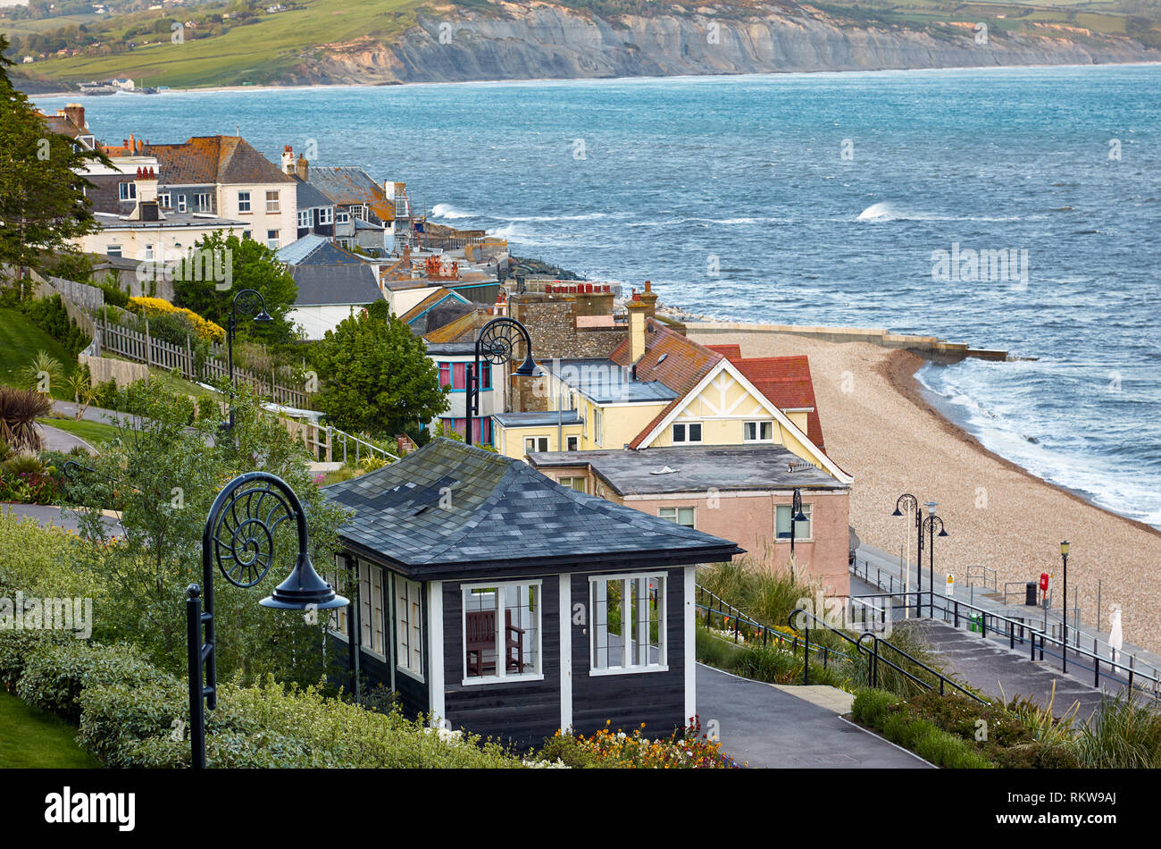 La bellissima vista dal Lungomare Giardini alla Jurassic Coast di Lyme Regis e Lyme Bay. Il West Dorset. Inghilterra Foto Stock