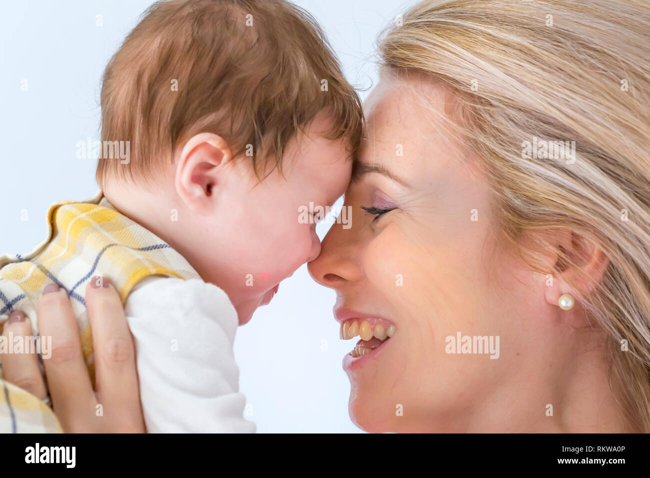 Un felice la madre e il bambino faccia a faccia. Foto Stock