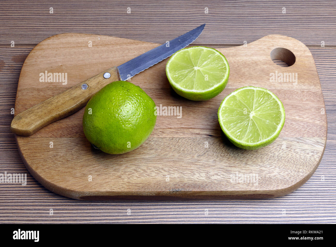 Limone (altri nomi : calce, agrumi, verde lime, key lime, persiano di calce, combava, dessert lime) in studio. Foto Stock