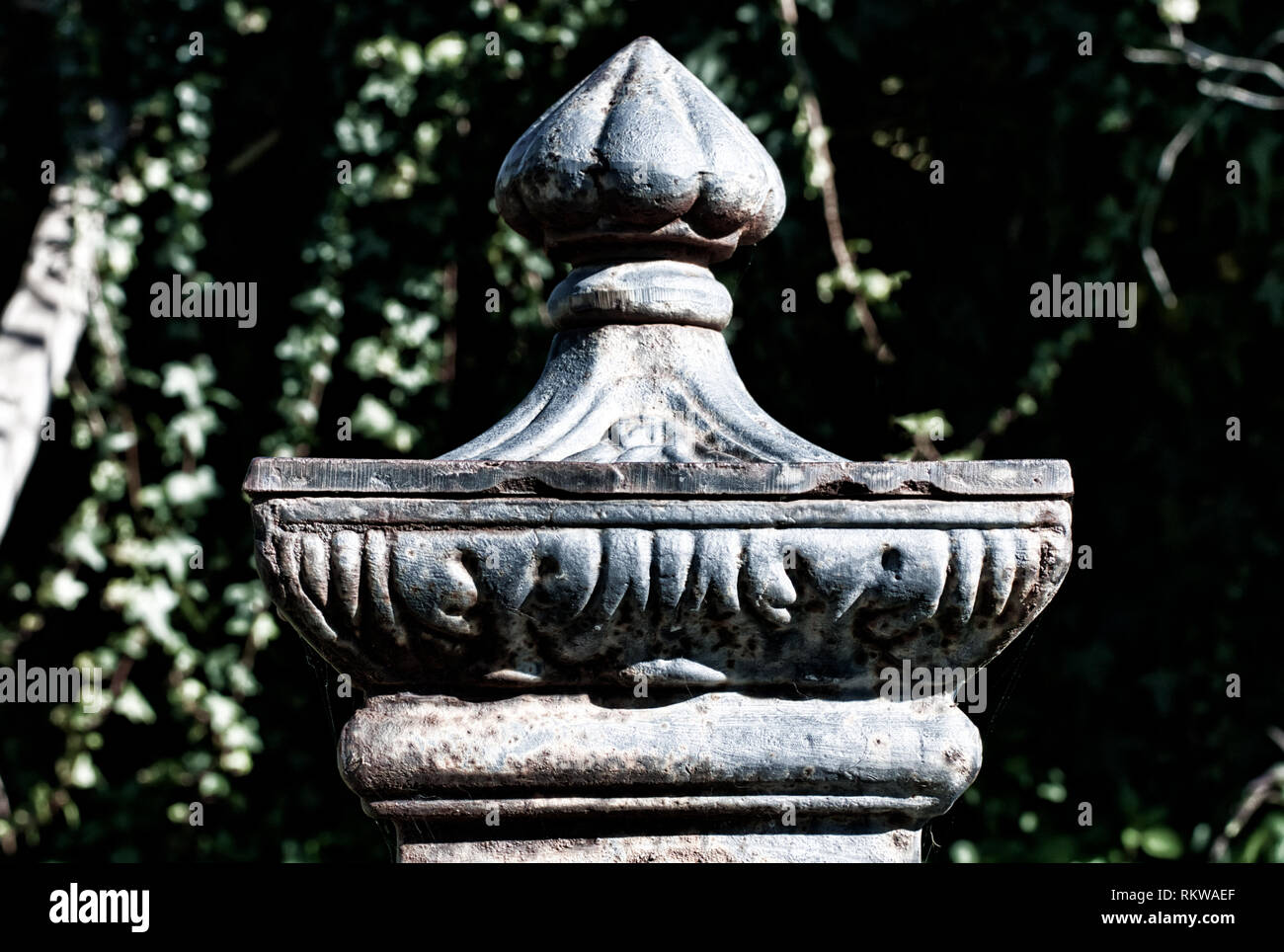 Primo piano della testa di un antica fontana ina giardino in una giornata di sole Foto Stock