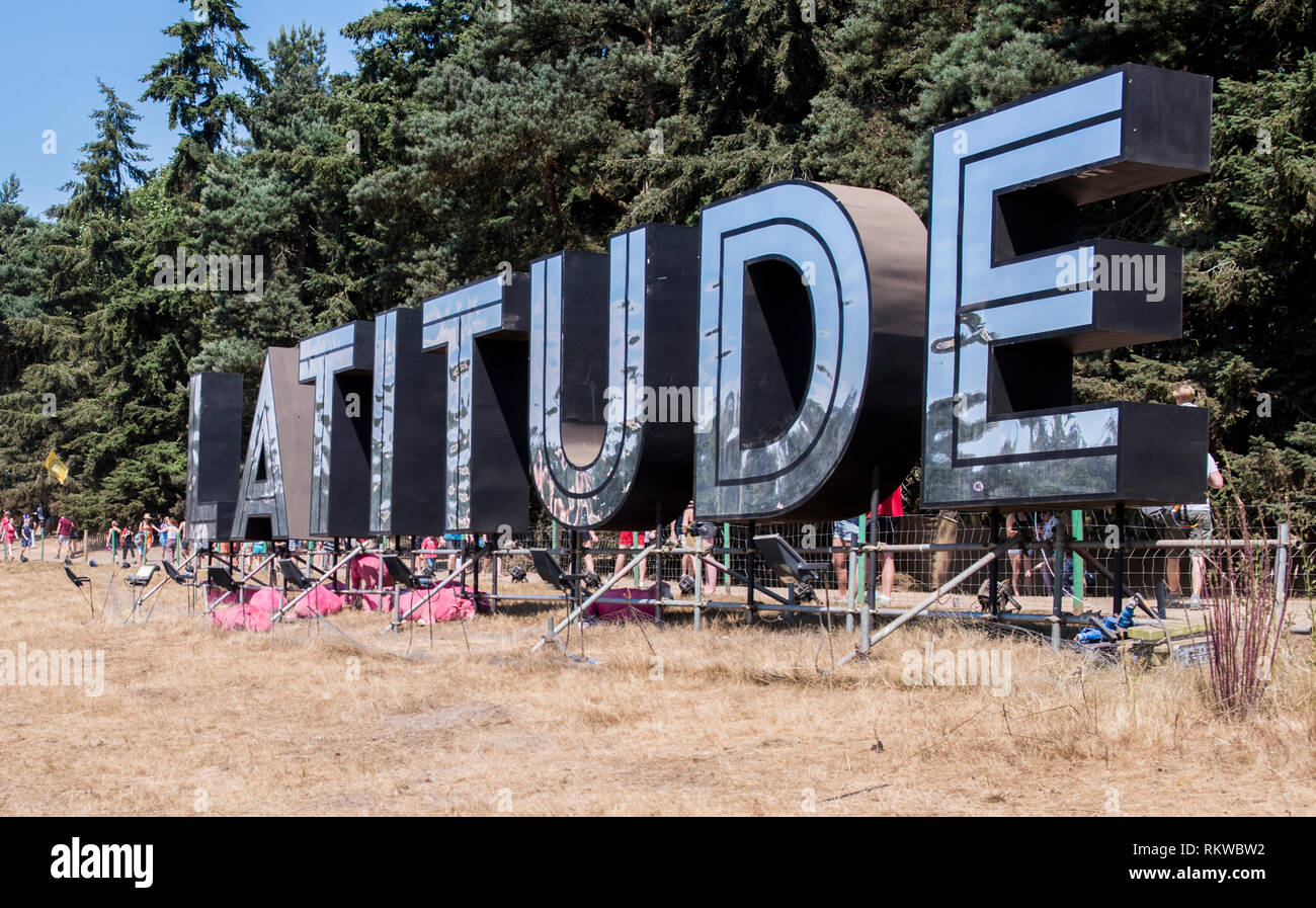 Il segno di latitudine con alcuni iconica pecore rosa sotto al Festival Latitude 2018. Foto Stock