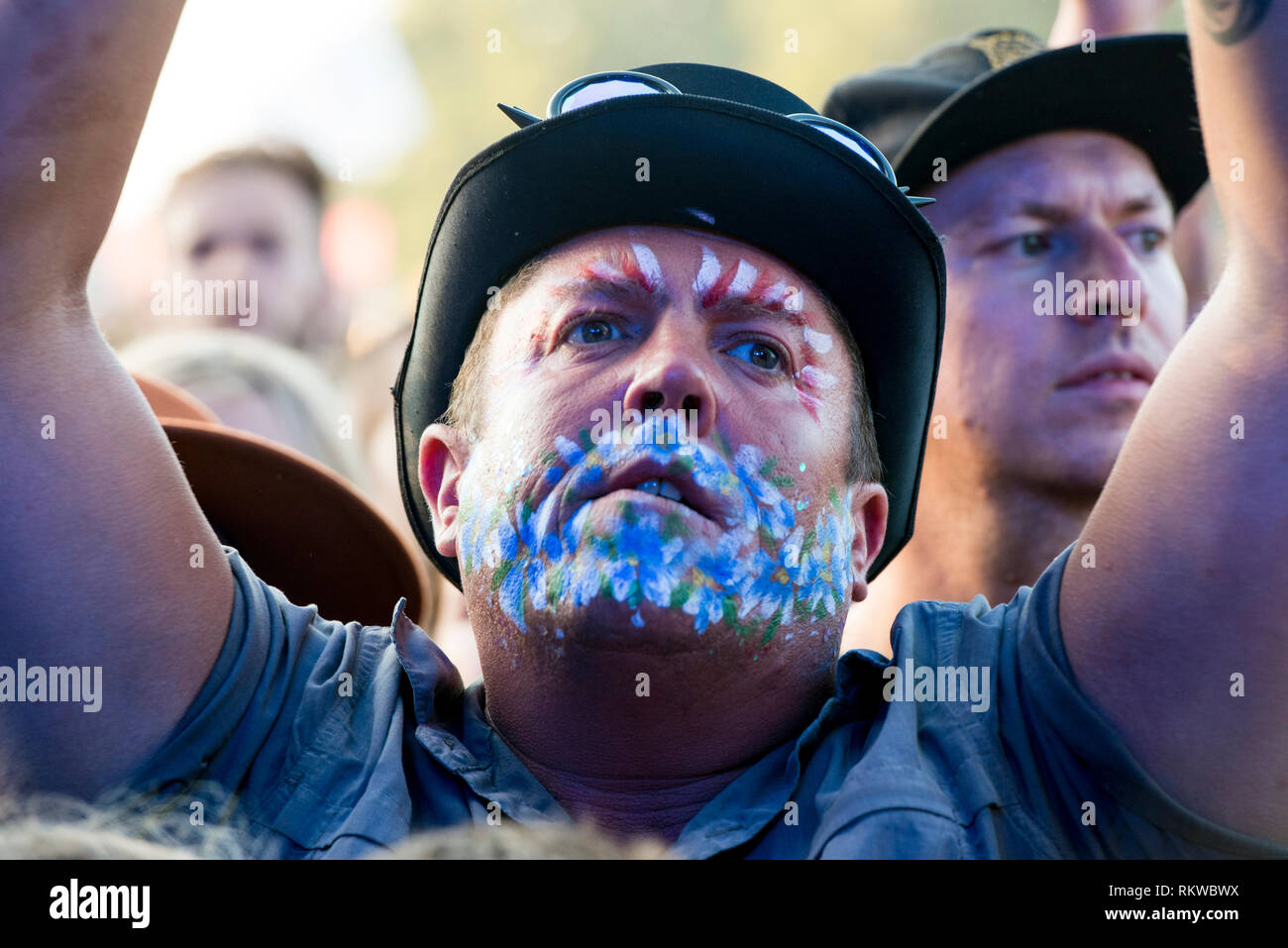 Uno straccio 'n' osso ventola con faccia dipinta a Latitude Festival 2018. Foto Stock