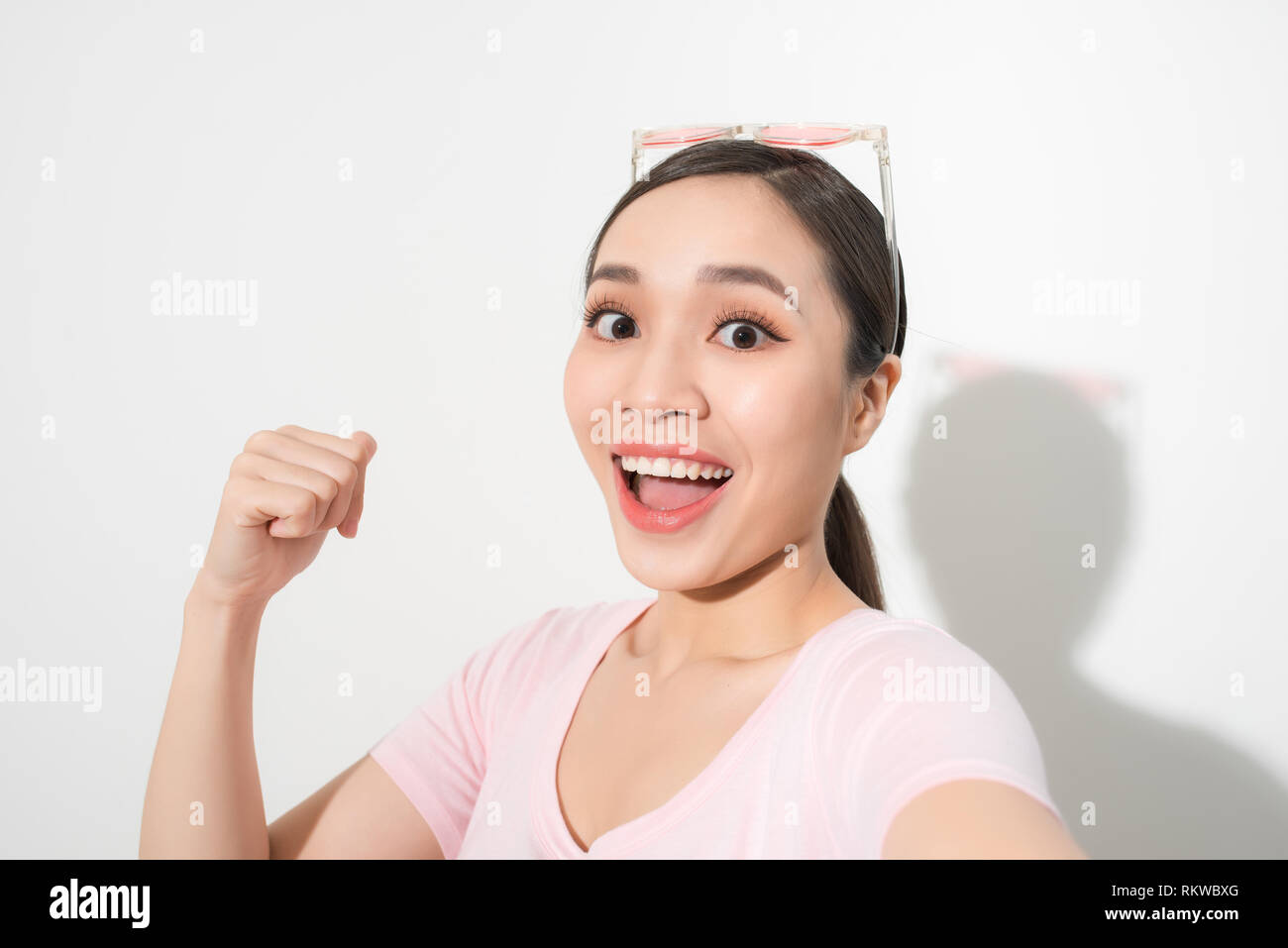 Giovani felici Sorriso ragazza prendere selfie su sfondo bianco Foto Stock