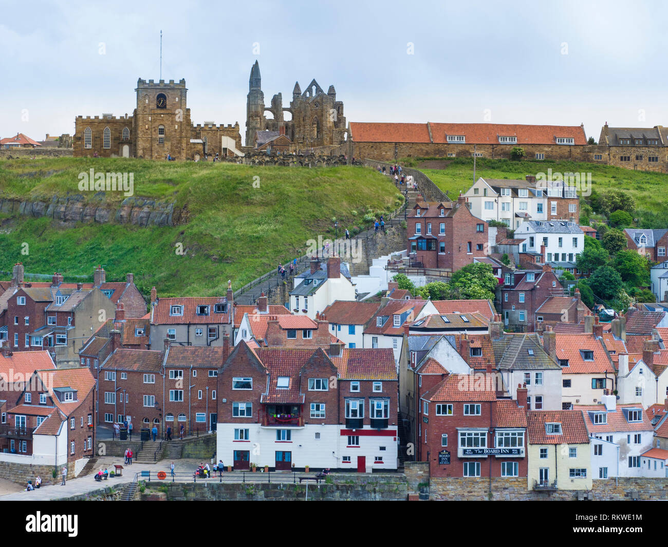 Vista di Whitby Abbey e le fasi di Abbazia. Foto Stock