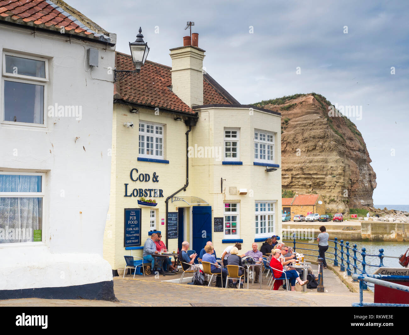 La pesca del merluzzo bianco e aragosta pub al Staithes. Foto Stock