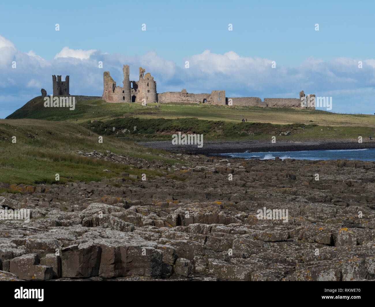 Il castello di Dunstanburgh sul Embleton Bay. Foto Stock