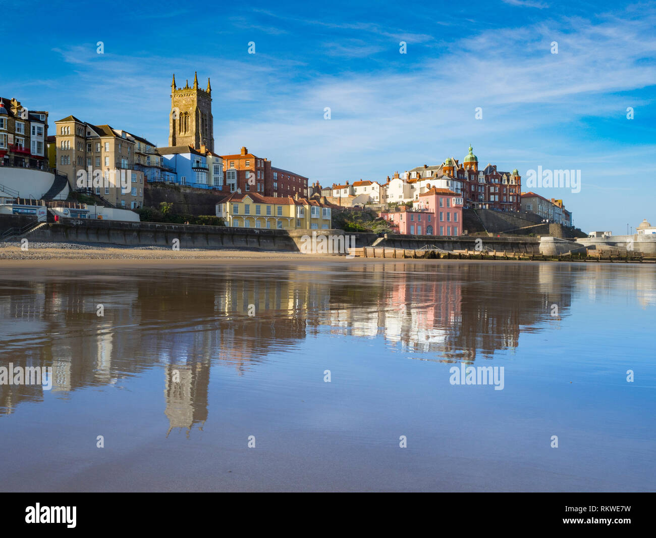 Vista del Cromer cittadina con la riflessione sulla sabbia bagnata. Foto Stock