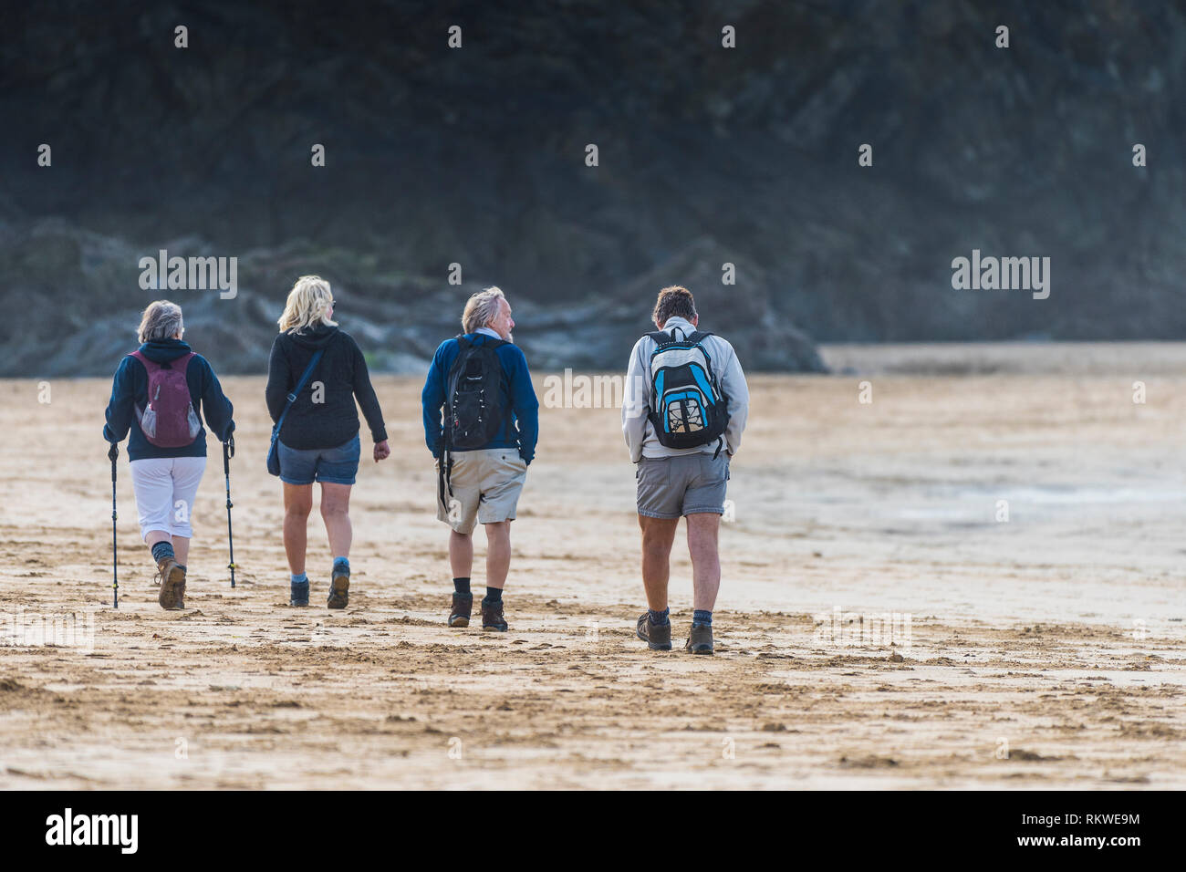 Walkers sul Crantock Beach in Newquay in Cornovaglia. Foto Stock