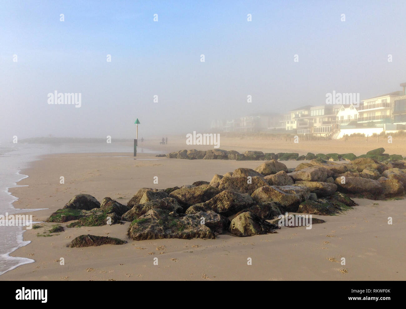 Poole, Dorset, Regno Unito. 12 Febbraio, 2019. Una bella giornata e poi il mare di nebbia è venuto giù. Poi il sole si è disgregata e ha cominciato a muoversi così rapidamente come è venuto. Suzanne credito McGowan / Alamy Live News. Foto Stock