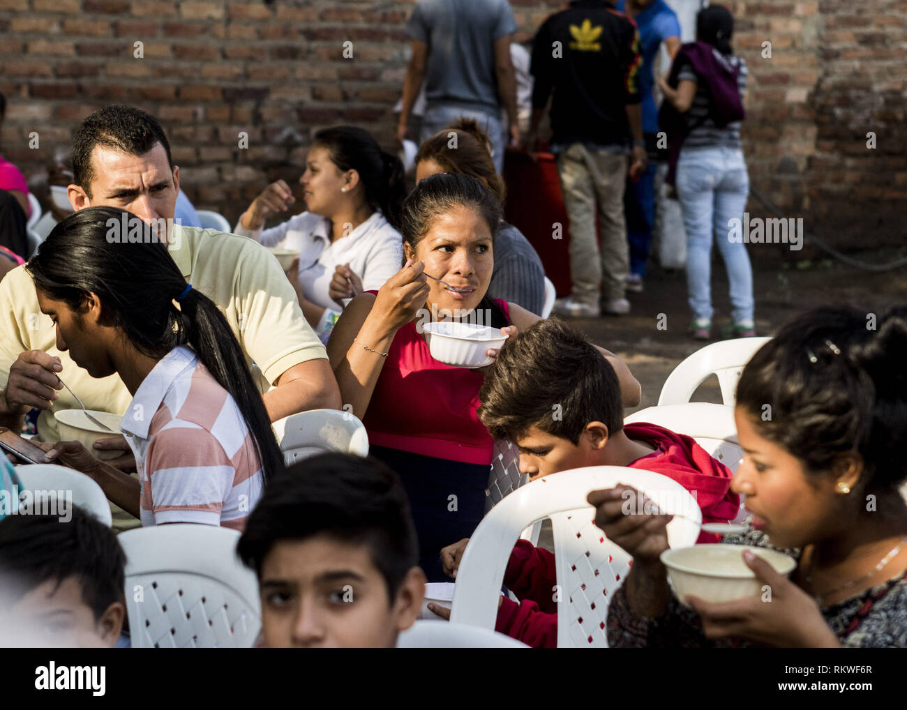 Caracas, Venezuela. Xi Febbraio, 2019. I venezuelani ricevere riparo e avena prima di iniziare il loro itinerario a piedi. I migranti venezuelano resto come si cammina sulla strada da Cucuta a Pamplona, in Norte De Santander Dipartimento, Colombia, il 11 febbraio 2019. Il leader dell opposizione Juan Guaido, riconosciuto da una cinquantina di paesi come Venezuela del presidente ad interim, ha messo in guardia i militari domenica che bloccando gli aiuti umanitari di entrare nel paese è un "crimine contro l'umanità. Credito: Elyxandro Cegarra/ZUMA filo/Alamy Live News Foto Stock