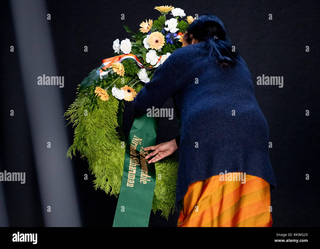 Berlino, Germania. 12 Feb, 2019. Nirmala Sitharaman (M), il ministro della Difesa di India, prende parte in una corona di cerimonia di posa della Bundeswehr Memorial presso la reception del suo omologo tedesco con gli onori militari. Credito: Christoph Soeder/dpa/Alamy Live News Foto Stock