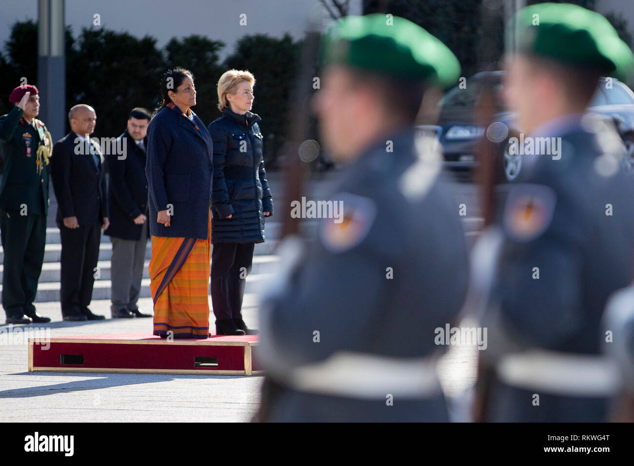 Berlino, Germania. 12 Feb, 2019. Nirmala Sitharaman (l), il ministro della Difesa di India e, Ursula von der Leyen (CDU), il ministro della Difesa, stand prima di soldati con gli onori militari presso la reception di indiani il Ministro della difesa Sitharaman con il suo omologo tedesco. Credito: Christoph Soeder/dpa/Alamy Live News Foto Stock