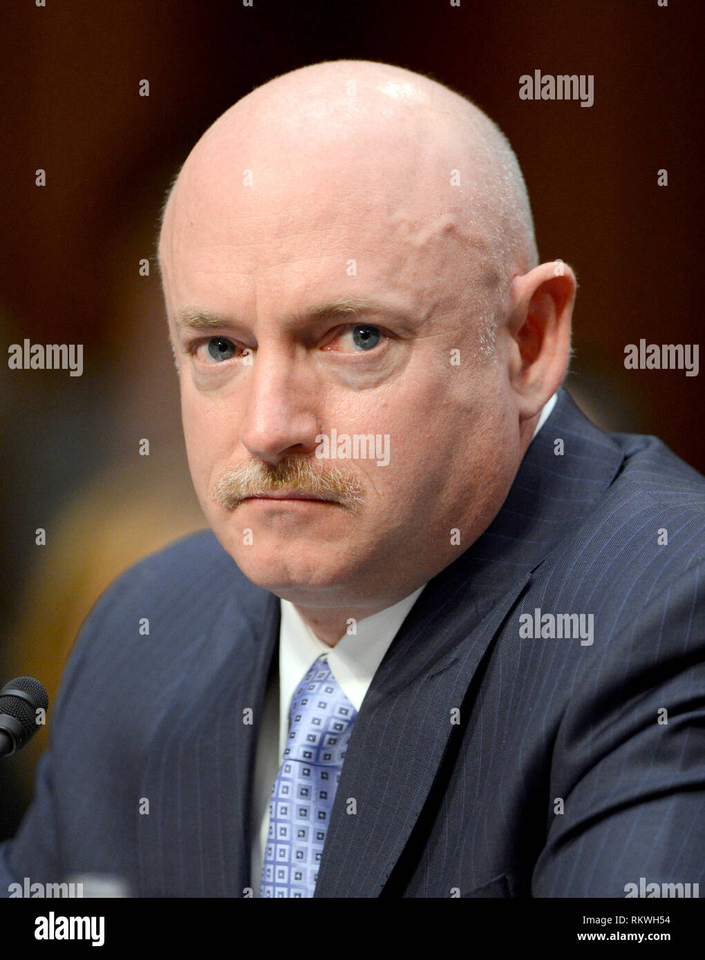 Il capitano Mark Kelly, la marina degli Stati Uniti (pensionati), che rappresenta gli americani per soluzioni responsabile testimonia prima di U. S. Comitato del Senato sulla magistratura audizione intitolato ?Cosa dovrebbe fare in America circa la violenza pistola?? Sul colle del Campidoglio di Washington DC su Mercoledì, 30 gennaio 2013.Credit: Ron Sachs/CNP | Utilizzo di tutto il mondo Foto Stock