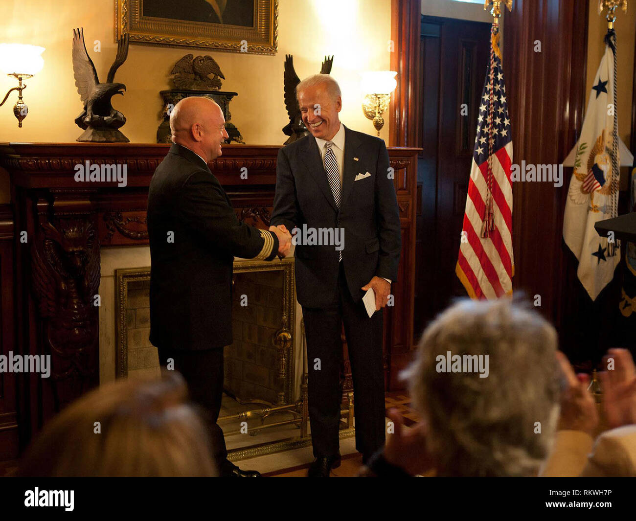 Vice presidente Joe Biden scuote le mani con il Capitano Mark Kelly durante la sua cerimonia di pensionamento del Segretario di guerra Suite di Eisenhower Executive Office Building in Washington, DC, 6 ottobre 2011. Kelly è stata presentata la legione di merito e il Distinguished Flying Cross medaglie dal Vice Presidente e Kelly la moglie, U.S. Sost. Gabrielle Giffords, per i suoi venticinque anni di servizio con la marina militare e la NASA. Credito: David Lienemann - White House via CNP | Utilizzo di tutto il mondo Foto Stock