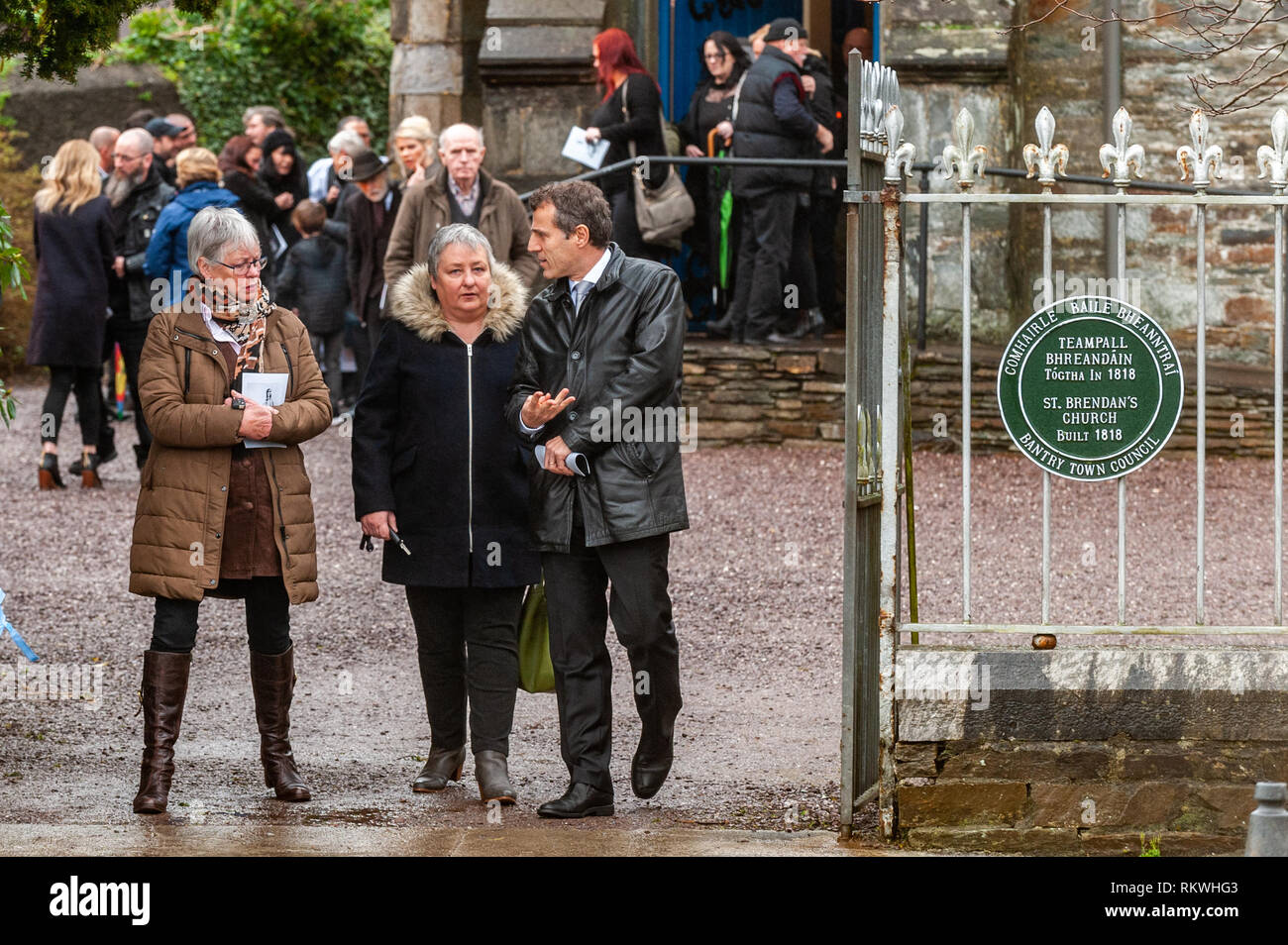 Bantry, West Cork, Irlanda. 12 Feb, 2019. Il funerale di artista francese e scrittore Tomi Ungerer si è svolta presso la chiesa di San Brendan il navigatore in Bantry oggi. Signor Stéphane Crouzat, Ambasciatore di Francia in Irlanda (destra, in giacca nera) ha parlato al funerale con un messaggio dal Presidente Macron. Signor Ungerer i resti sono di essere cremato domani in una cerimonia privata. Credito: Andy Gibson/Alamy Live News. Foto Stock