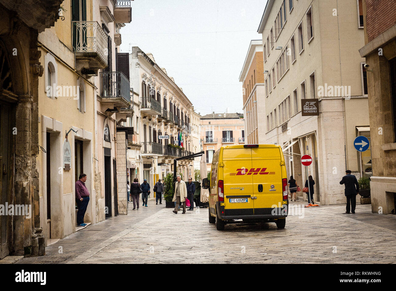 Tarent, Italia. 03 ott 2018. Un dhl delivery veicolo offre spedizioni nel centro della citta'. Credito: Fernando Gutierrez-Juarez/dpa-Zentralbild/ZB/dpa/Alamy Live News Foto Stock