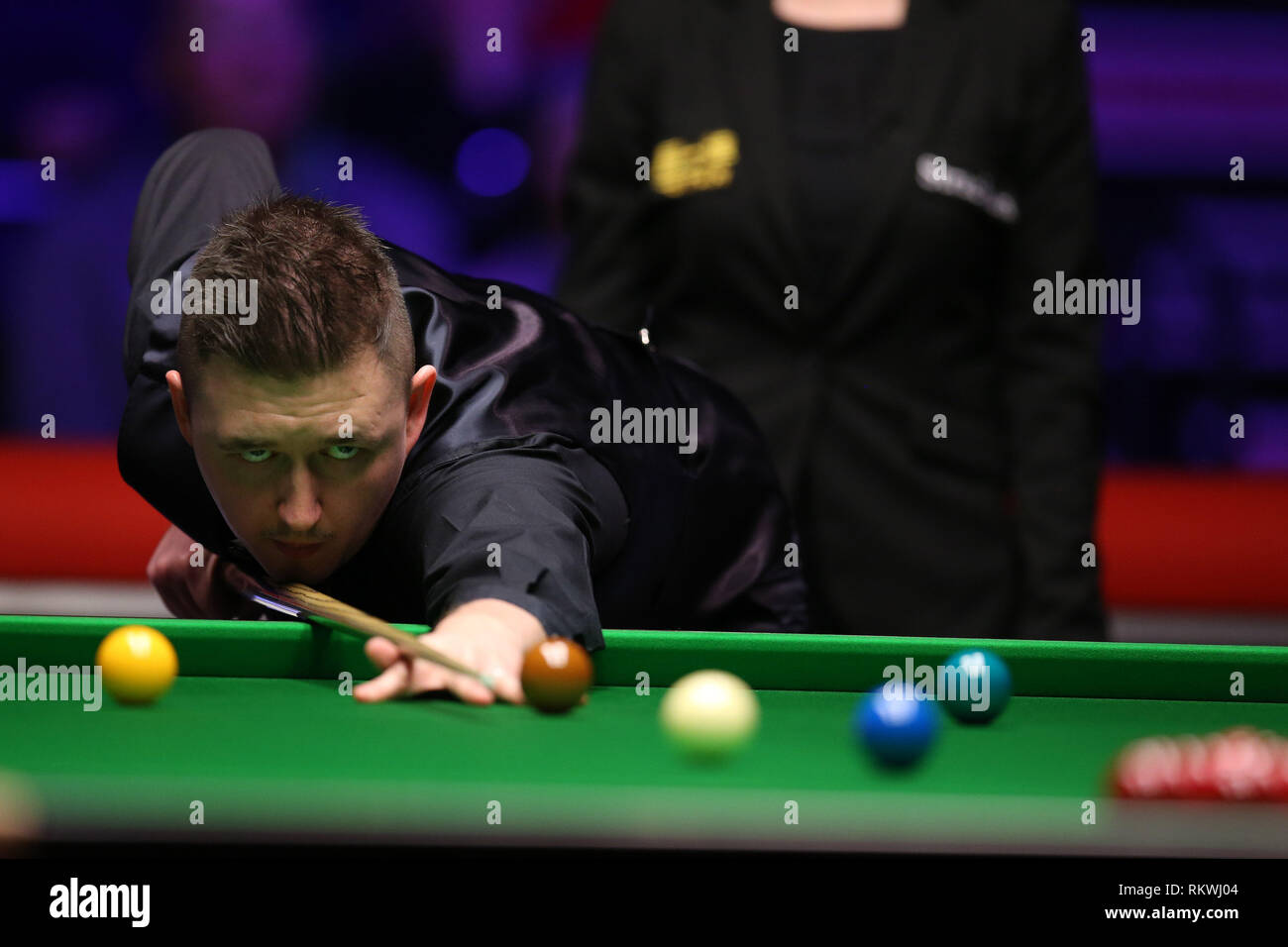 Cardiff, Regno Unito. 12 Feb, 2019. Kyren Wilson in azione durante la sua prima partita contro Andy Lee. Welsh Open snooker, giorno 2 presso il Motorpoint Arena in Cardifft, nel Galles del Sud martedì 12 febbraio 2019. pic tramite carta di credito: Andrew Orchard/Alamy Live News Foto Stock